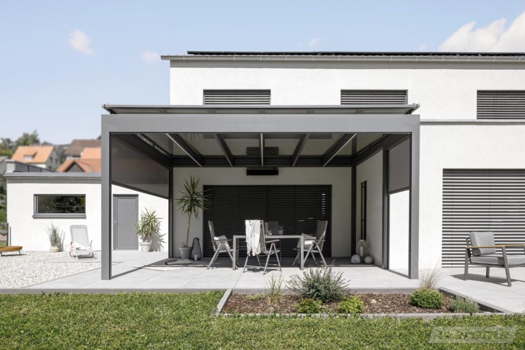 Pergola mit Sonnenschutz und Seitenmarkisen